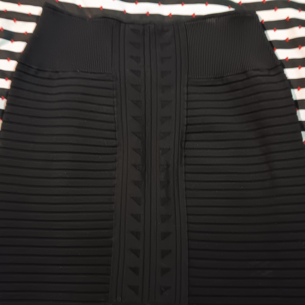 Elegant Black Textured Bodycon Mini Skirt SZ M